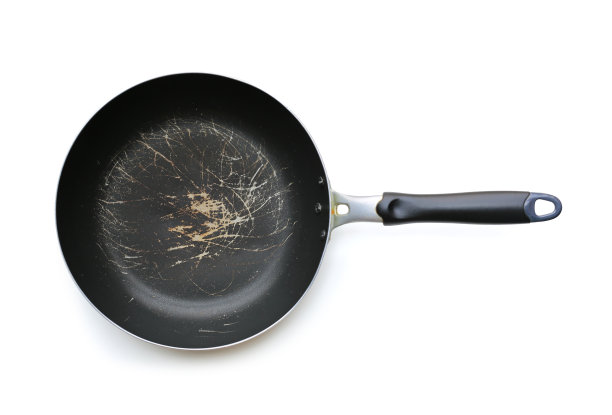 又旧又脏的煎锅孤立在白色的背景上。俯视图图片下载
