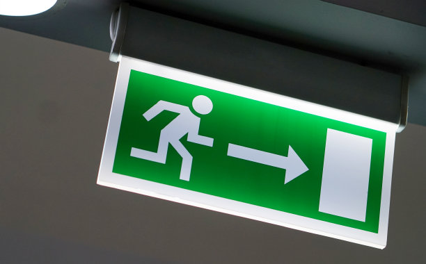 电子照明的消防出口标志在公共场所的特写素材图片