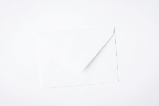 白色背景上的白色信封。最小的概念，复制空间图片下载