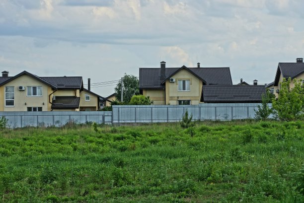 街上有一排棕色的大型私人住宅图片下载