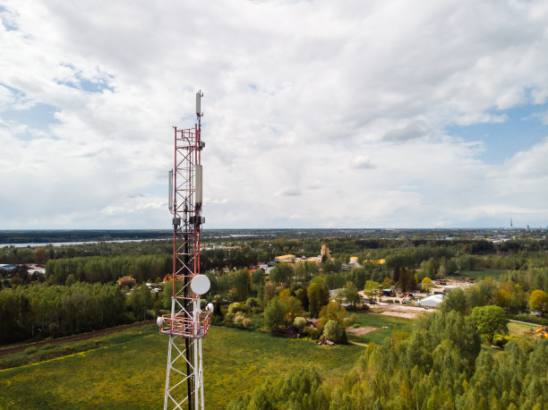 4G和5G GSM通信塔鸟瞰图图片下载