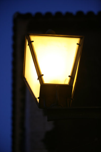 黑暗中的老式街灯图片下载