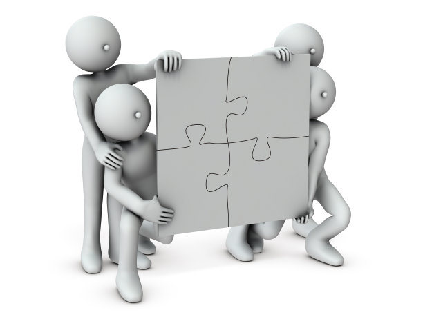 四个字符持有拼图块组合。它代表合作。白色背景。3 d演示。图片下载