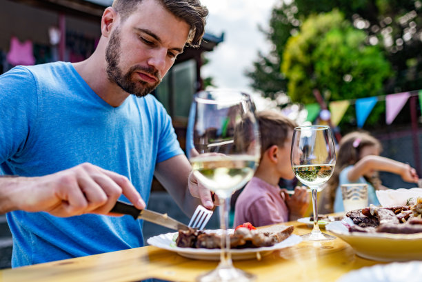 一家人在前院享受烧烤图片下载