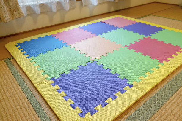 有彩色垫子的儿童游戏室图片下载