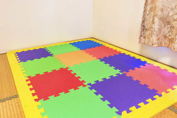 有彩色垫子的儿童游戏室图片下载