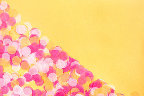 橙色，粉色和白色的五彩纸屑在橙色的背景上。图片下载