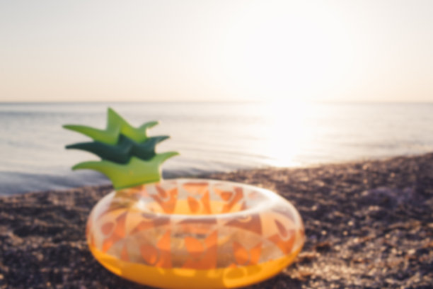 模糊的背景与床垫菠萝在大海的背景。图片下载