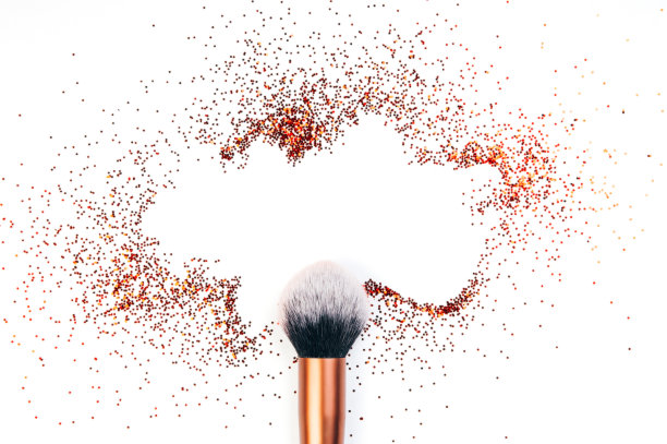 化妆刷和亮片图片下载