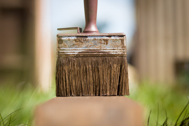 下班后躺在一块木头上刷脏的红漆;园林绿化;花园(彩色调图像)图片下载