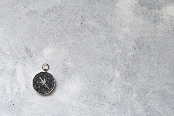 白色木制背景和指南针图片下载