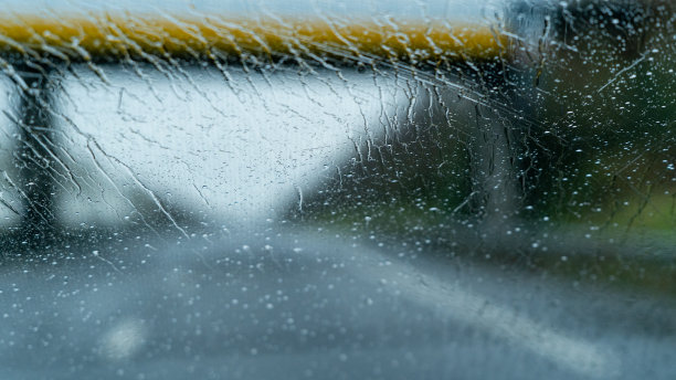 雨落在汽车的挡风玻璃上图片下载