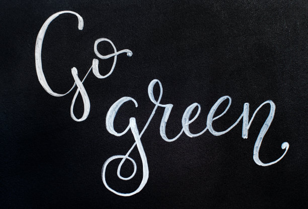 黑板上写着“绿色”字图片下载