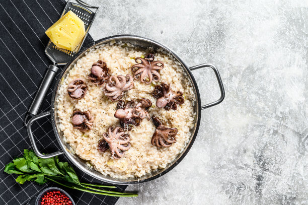 章鱼蘑菇意大利调味饭。灰色的背景。前视图。空间的文本图片下载