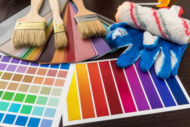 工具油漆调色板和油漆刷，蓝色手套维修房子图片下载
