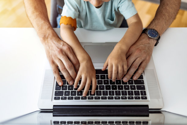 父母在家和孩子一起工作图片下载