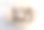 用纸盖着货物的打开的箱子。网上商店送货拆包。图片下载