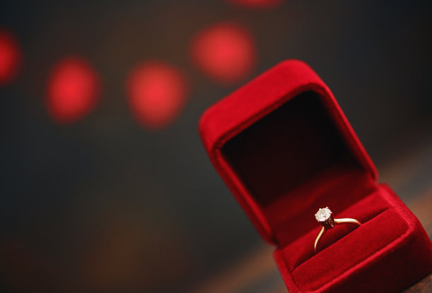 静物与订婚戒指在天鹅绒礼盒图片下载