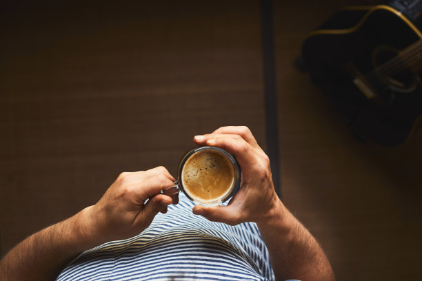 准备在人手里喝amerikano图片下载