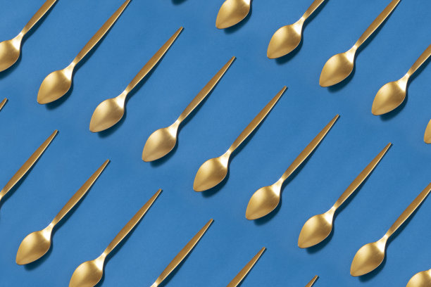 蓝色背景上的茶匙图案图片下载