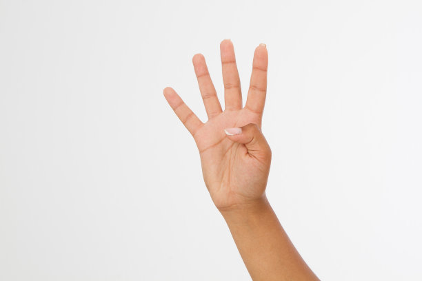 黑人妇女的手露出四根手指。姿态。美国黑人的手。模拟。副本的空间。模板。空白。图片下载