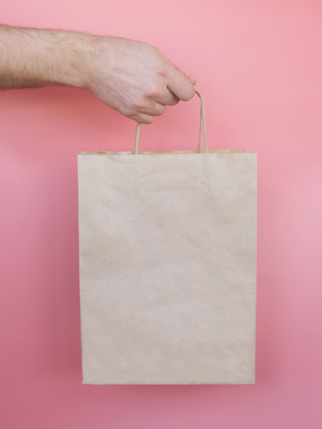 手持纸袋的男子图片下载