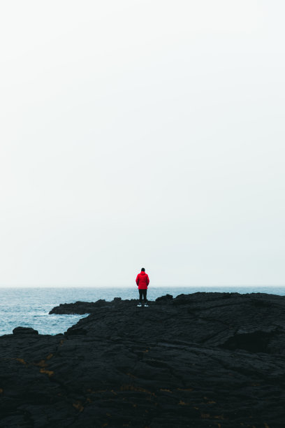 剪影的人旅游探索戏剧性的美丽的冰岛自然图片下载