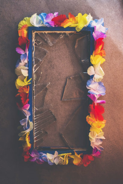 织布花相框上的碎玻璃。图片下载