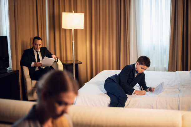 一个年轻的商人坐着看一些文件图片下载