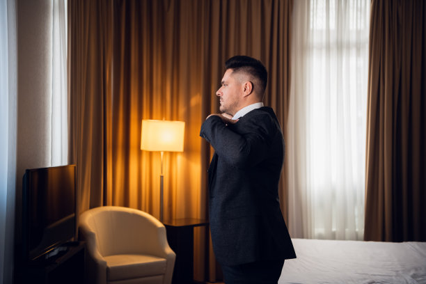 严肃的年轻商人望着别处，自信地修理他的ja图片下载