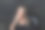 美丽，迷人的金发女孩摆姿势在工作室孤立的背景。图片下载