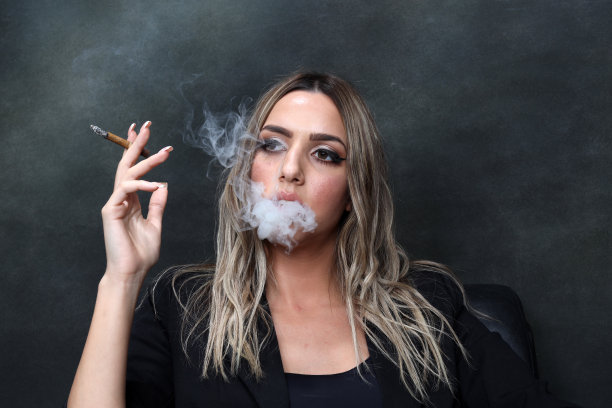 美丽，迷人的金发女孩摆姿势在工作室孤立的背景。图片下载