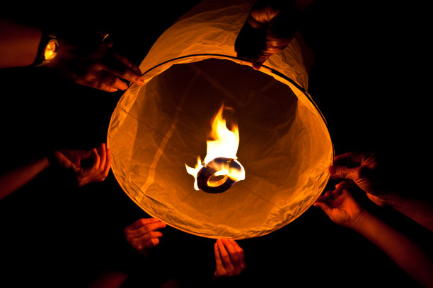 泰国北部的浮灯笼图片下载