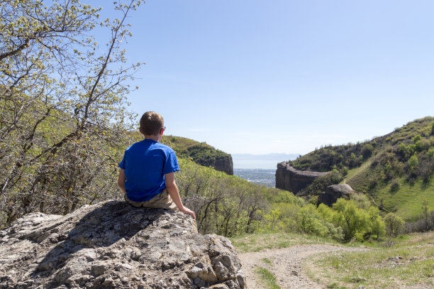 青山高寒田野景观带少年图片下载