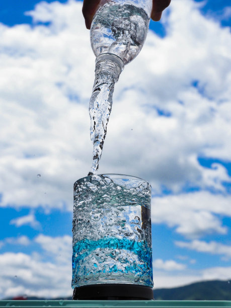 水倒进玻璃杯里图片下载
