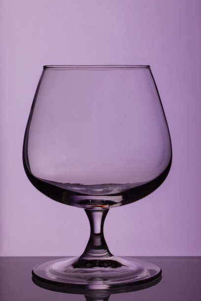 闻桌上的潘通葡萄果盘图片下载