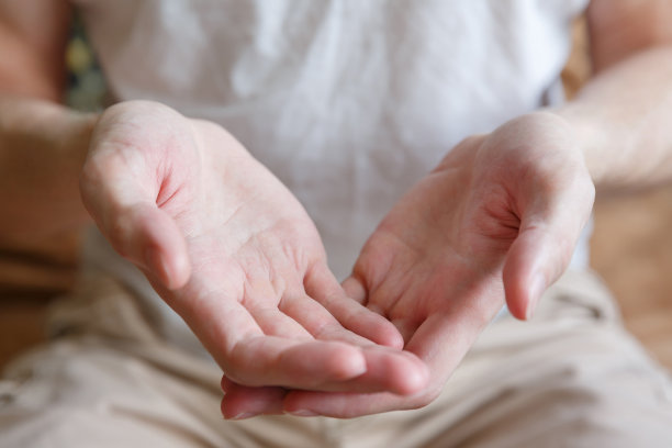 人手里拿着东西或者施舍图片下载