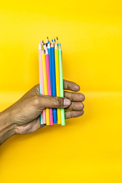 手握彩色铅笔图片下载