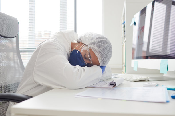 精疲力竭的医生在工作时睡着了图片下载