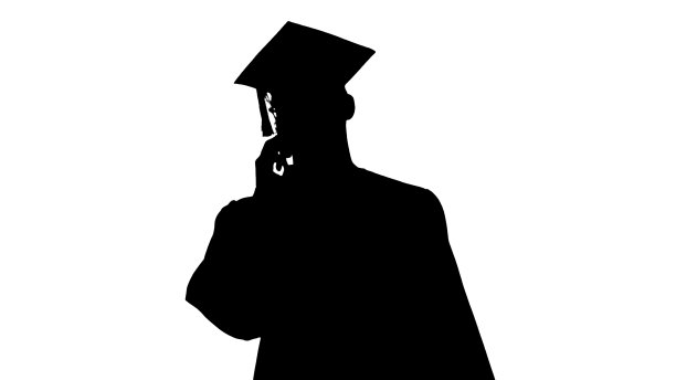 剪影年轻的研究生正在用带着医用口罩的智能手机打电话图片下载