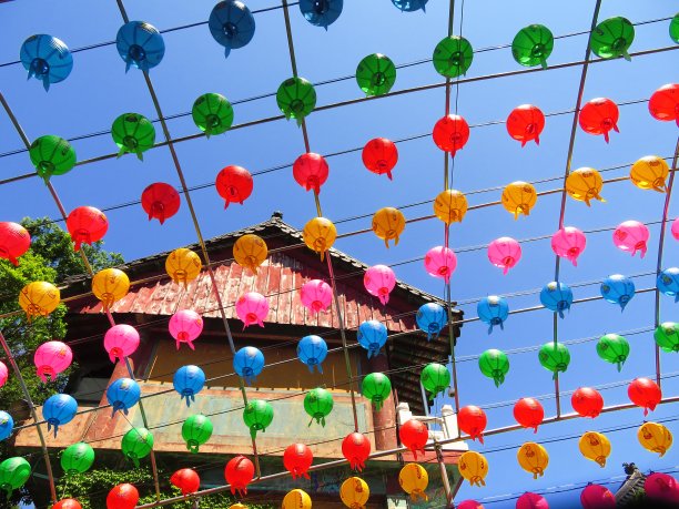 韩国佛教寺庙里有许多灯笼图片下载