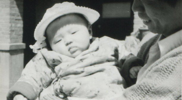 可爱的宝贝女孩黑白老照片图片下载