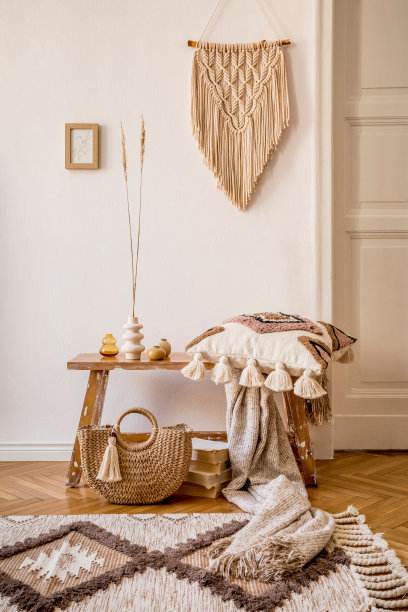 现代家居装饰中，时尚的客厅内部组合，以模拟框架，木凳，枕头，格子，女包，书籍，仙人掌，流苏，植物，装饰和优雅的个人饰品。图片下载