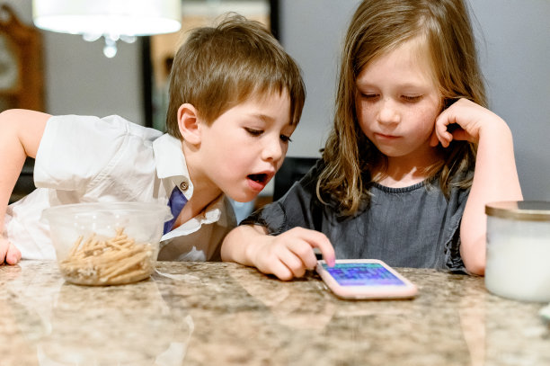 一份零食和一个手机图片下载