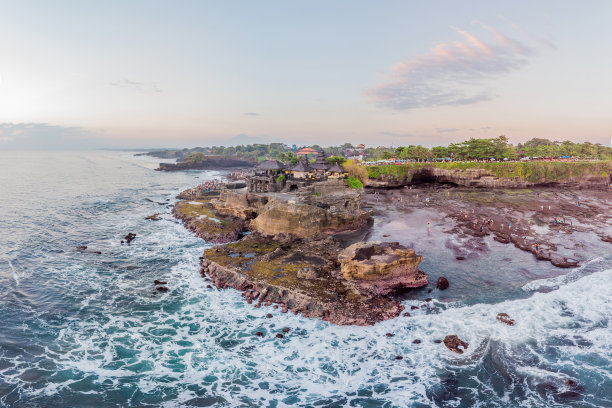 塔纳Lot -海洋中的神庙。无人机拍摄的照片。全景，横幅，长格式图片下载