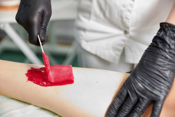 用彩色糖糊加糖。用木铲将膏体涂在皮肤上图片下载