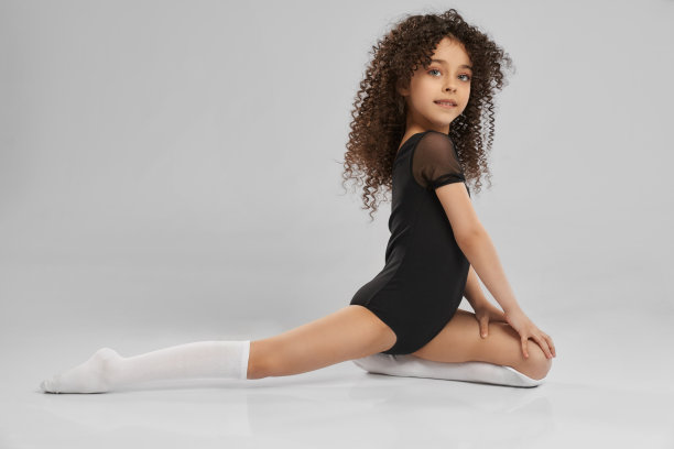 小女子体操表演半裂。图片下载