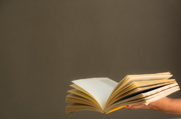 翻开书在一个女孩的手中图片下载