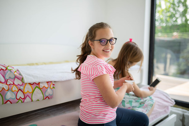 年轻少女微笑的股票照片图片下载