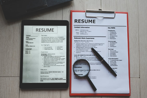 用平板电脑、放大镜、笔记本电脑和木背景笔俯视图简历图片下载